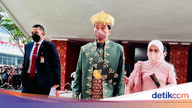 Melihat Reaksi Warga +62 untuk Baju Adat Pilihan Jokowi