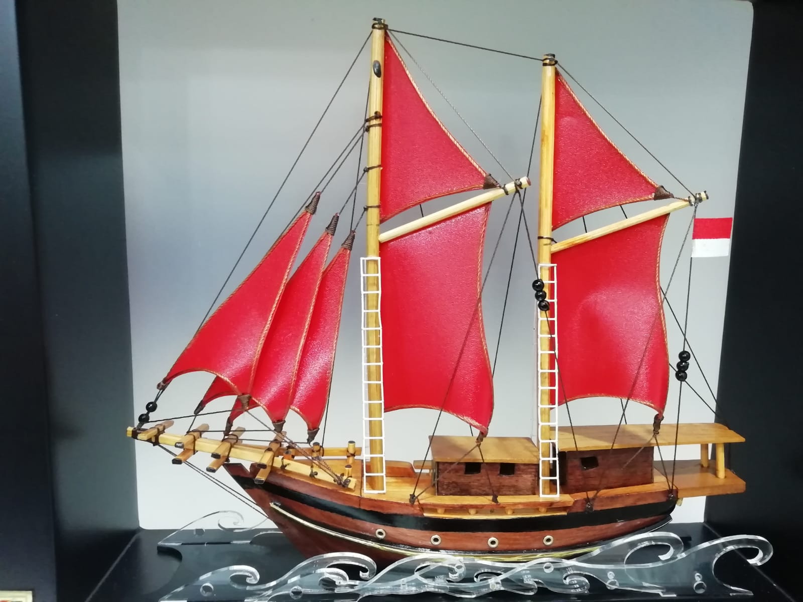 Miniatur Kapal Pinisi Layar Merah - Palari Salaka